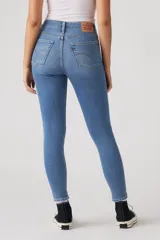 Pantalón de jean de calce ajustado, tiro alto y color celeste.