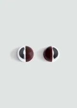 Pendientes de diseño redondo con cierre a presión, presentan una combinación bicolor en tonos plateado y bordó con acabado esmaltado.