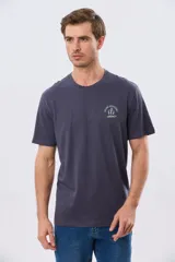 Remera gris oscuro de manga corta y cuello redondo, con un estampado gráfico en la espalda que incluye un paisaje de montaña y la leyenda "Take time to chill vibes cool down".