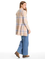 Cardigan tejido de corte recto con estampado a cuadros, cuello con solapa y cierre frontal con botones. Cuenta con bolsillos aplicados en la parte delantera.