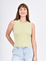 Musculosa de tejido de punto en color verde claro, sin mangas, con escote redondo y diseño ajustado al cuerpo con textura acanalada.
