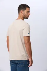 Remera lisa de manga corta y cuello redondo, color gris oscuro, de calce cómodo con pequeño logo bordado en el pecho.