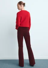 Pantalón de jean estilo bootcut o acampanado, confeccionado en algodón con elastano, de tiro medio y diseño clásico con bolsillos.