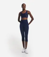 Pantalón capri deportivo de tiro alto con cintura ancha anatómica, confeccionado en tela suplex de alta elasticidad.