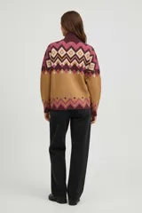 Sweater de algodón holgado con cuello alto y cierre frontal parcial. Presenta un diseño de jacquard geométrico en tonos beige, marrón y blanco.