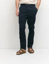 Pantalón tipo chino de corte slim moderno, de color gris, con bolsillos funcionales delanteros e italianos y detalles de costura premium.