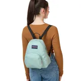 Mochila pequeña Jansport modelo Half Pint, color verde menta o celeste claro, con un compartimento principal y un bolsillo frontal con cierre. Posee un asa superior de tela negra.