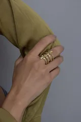 Anillo plateado con forma de esqueleto de costillas.