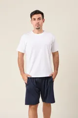 Bermuda deportiva de nylon color negro, de corte suelto, con cintura elástica y cordón de ajuste. Cuenta con detalles de líneas en los costados y bolsillos con cierre.