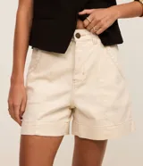 Short regular de talle alto confeccionado en sarga de color marrón, con trabillas para cinturón, cierre con botón y cremallera, bolsillos delanteros y traseros, y pespuntes en contraste.