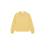 Sweater de punto color amarillo con cuello polo y escote en V, manga larga y diseño texturizado con patrón de cuadros. Cuenta con el logo y nombre de la marca bordados en el centro del pecho.