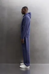 Campera canguro de Zara Athleticz, modelo relaxed fit, confeccionada en tejido técnico compacto elástico con mezcla de algodón en color azul marino. Cuenta con cuello subido con capucha, manga larga con bolsillo lateral con cierre, bolsillos frontales con cierre y acabado termofijado, cierre frontal de doble dirección y logo estampado en el bajo.