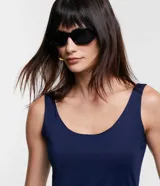 Blusa musculosa color gris claro, con escote en U y breteles anchos. Confeccionada en poliamida y poliéster.