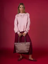 Bolso tipo shopper de nylon color rosa pálido/malva, con asas y detalles en cuero sintético marrón grisáceo. Presenta un parche con el logo de la marca en el frente.