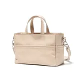 Bandolera XL Extra Large Selena de cuero color taupe, con diseño estructurado, doble asa superior y correa ajustable y desmontable. Cuenta con un bolsillo frontal con cierre y detalle de placa metálica con el logo de la marca.