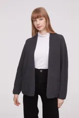 Saco abierto de tejido de punto grueso, color gris, con mangas largas y bolsillos frontales aplicados.