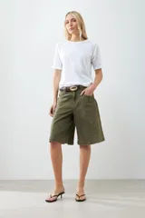 Remera color verde pistacho, de corte recto y manga corta raglán con detalle de vainillas en los hombros.