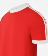 Remera de corte clásico color blanco con cuello redondo y mangas cortas con ribete azul marino.