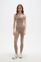 Top deportivo de bretel ancho, color negro, con cuello redondo profundo y diseño ajustado al cuerpo.
