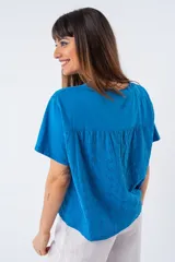 Remera azul con espalda de encaje calado y mangas cortas.