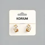 Aros dorados con forma de argolla triple, con incrustaciones de strass y una perla.