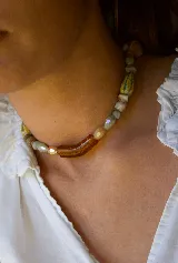 Gargantilla de cuentas artesanales multicolores, que incluye piedras facetadas, cuentas alargadas y un dije central de resina ámbar con forma angular.