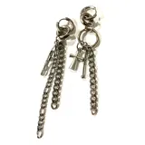 Par de aros colgantes de acero quirúrgico plateado, con cierre de aro tipo argolla. Cada aro presenta múltiples cadenas colgantes de diferentes diseños y dijes: uno con una cruz y otro con un dije tubular.