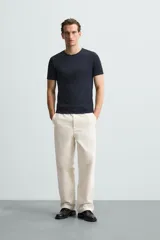 Camiseta slim fit de manga corta y cuello redondo, confeccionada en tejido de algodón con elasticidad.