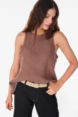 Blusa marrón de lino, sin mangas, con escote redondo y corte evasé. Presenta una costura vertical central en el frente y bajo asimétrico.