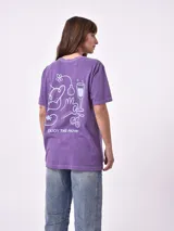 Remera oversize de manga corta color tostado con efecto lavado, cuello redondo y pequeño estampado en el pecho.