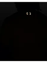 Remera deportiva color amarillo lima, de corte clásico y mangas cortas. Confeccionada en tejido transpirable con perforaciones en la parte inferior del torso y logo de la marca en el pecho.