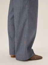 Pantalón de corte clásico y pierna recta, confeccionado en mezcla de lino, algodón, viscosa y poliéster. Cuenta con cintura elastizada.