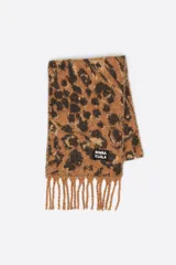 Bufanda de tejido cepillado con estampado de leopardo en tonos marrones y negros. Presenta flecos en los extremos y una etiqueta con el logo de la marca Bimba y Lola.