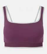 Top deportivo Get Over confeccionado en microfibra color violeta, con escote recto, copa incorporada, breteles anchos y bies contrastante en color blanco. Cuenta con banda acanalada en la base.