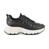 Championes negros de cuero sintético con diseño acolchado y suela chunky blanca.