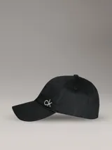 Gorra de béisbol negra con visera curva y cierre ajustable trasero. Presenta el logotipo 'ck' bordado en hilo blanco en el panel frontal.