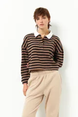 Pantalón de jogging negro de algodón con interior de felpa, bolsillos laterales, cintura elástica y puños ajustados.