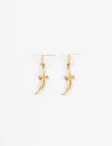 Par de aros colgantes dorados con dije de espada curva.