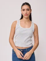 Musculosa blanca a rayas horizontales azules, de corte ajustado y breteles anchos.