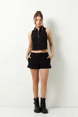 Short negro de tiro bajo con doble pretina y tres botones.