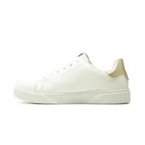 Championes urbanos Korium modelo Alida, de color negro con suela blanca y detalle metálico dorado en el lateral de la entresuela. Presentan un diseño de ecuero con cordones al tono y logo circular decorativo en el lateral.