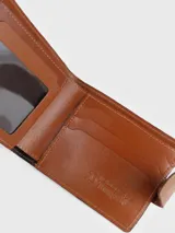 Billetera de cuero marrón, confeccionada en combinación de cuero liso y gamuza, con cierre de presilla y logo grabado en la parte frontal.