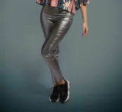 Pantalón chupín metálico color peltre con cintura elastizada y acabado brillante.