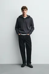 Jersey de punto de corte regular, confeccionado en una mezcla de algodón y lana. Presenta capucha, manga larga y cierre frontal con botonadura.