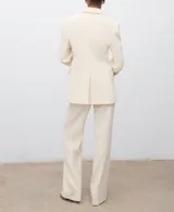 Pantalón de traje tiro medio, color beige, de corte recto y elegante.