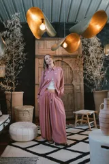 Camisa de lino color rosado con bordados de hongos en blanco, cuello camisero y manga larga.