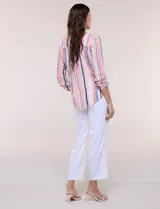 Blusa de gasa estampada Zac & Rachel, con cuello a la base, escote en V con botones frontales y manga larga de largo regulable.