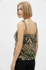 Top sin mangas de viscosa con estampado animal print, escote en V y volados superpuestos que caen sobre los hombros, con tirantes finos ajustables.