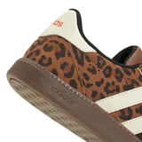 Championes urbanos Adidas Breaknet Sleek con estampado animal print de leopardo. Presentan las icónicas tres tiras laterales en color crema, suela de goma marrón y detalles en negro en el interior del cuello.