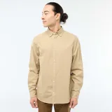 Camisa de corte regular fit en tejido oxford color beige, con cuello abotonado y cierre frontal de botones.